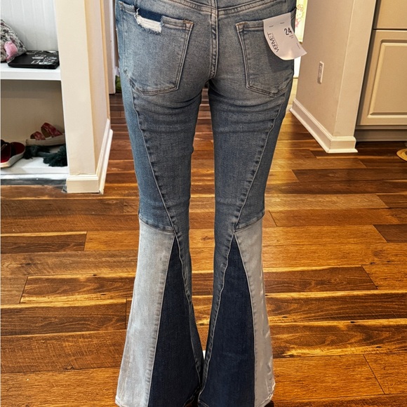 NWT Women's Vervet Bella High Rise Two-Tone Flare Jeans Sz 24 - 32” inseam - Picture 6 of 8